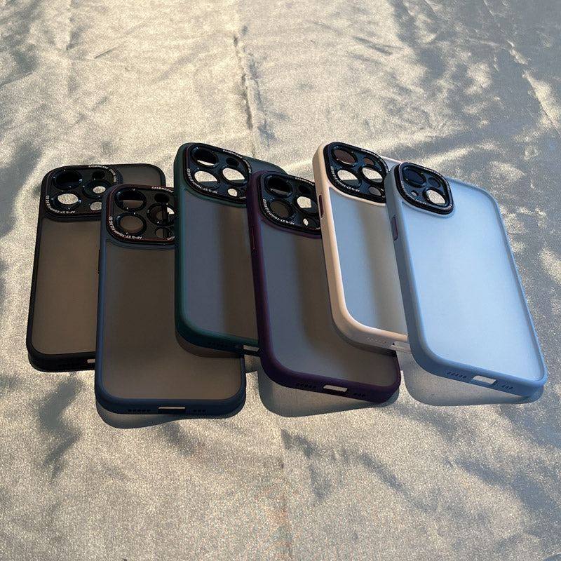 Funda para iPhone con acabado esmerilado y lente de metal