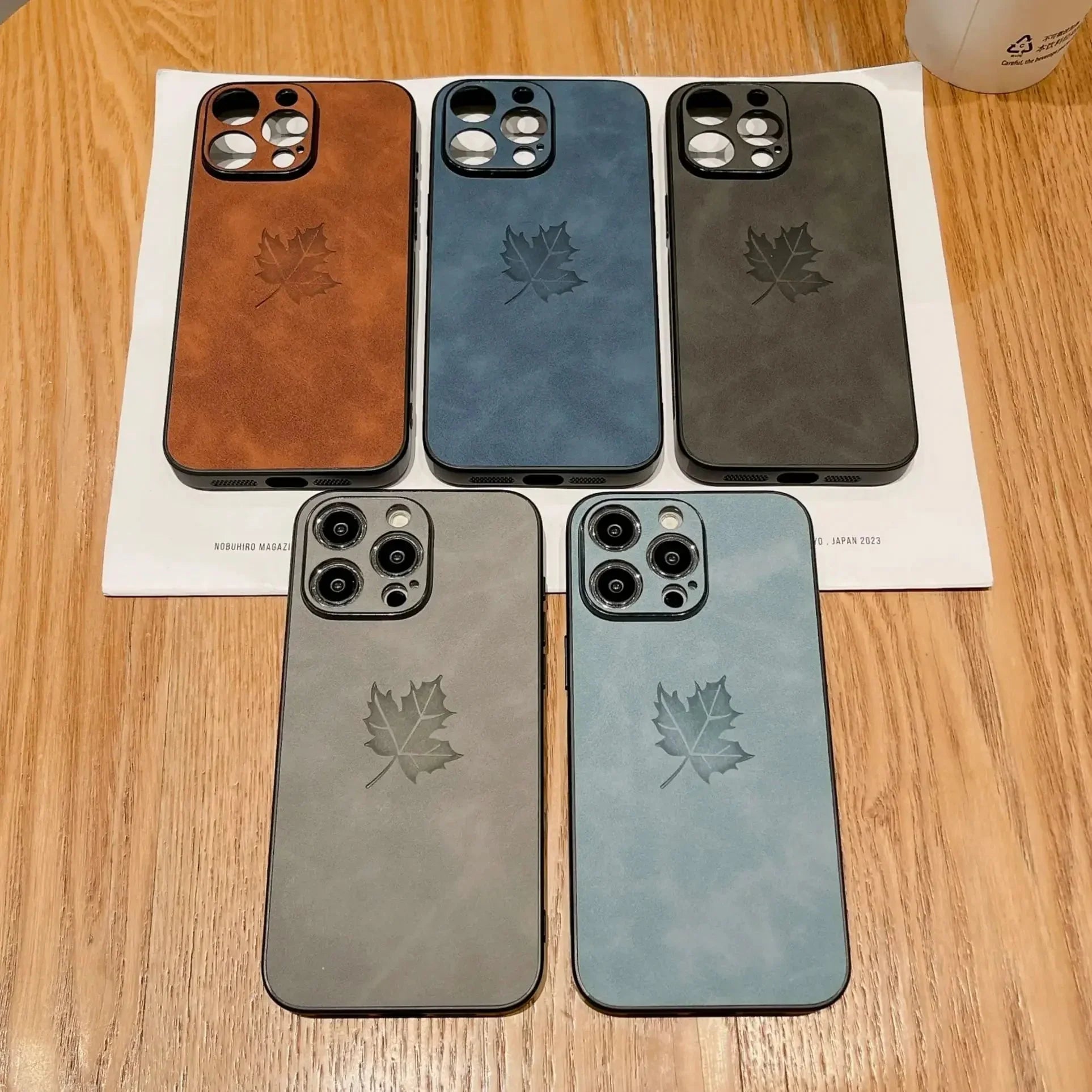 Funda de piel sintética con diseño de hojas de arce para iPhone 