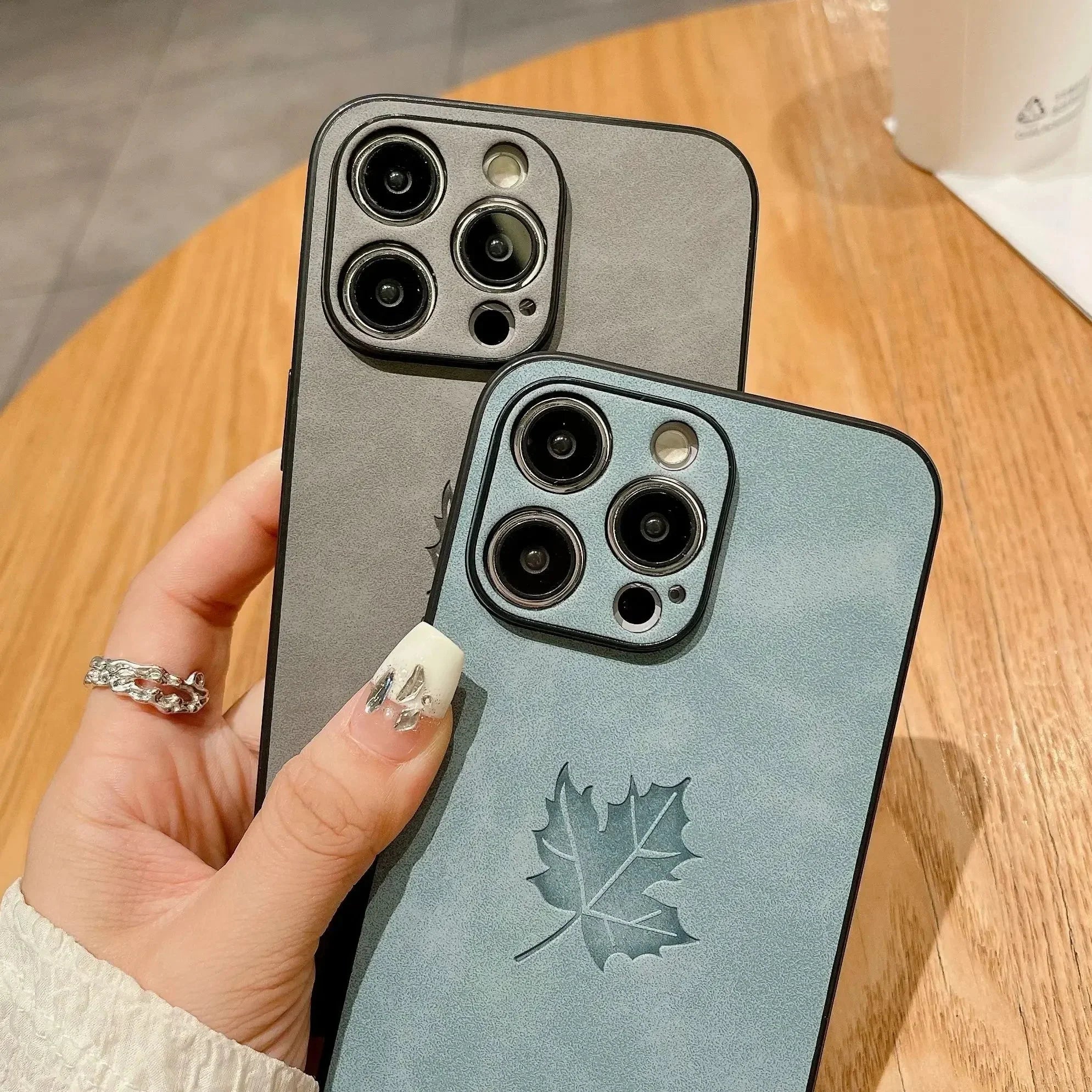 Funda de piel sintética con diseño de hojas de arce para iPhone 