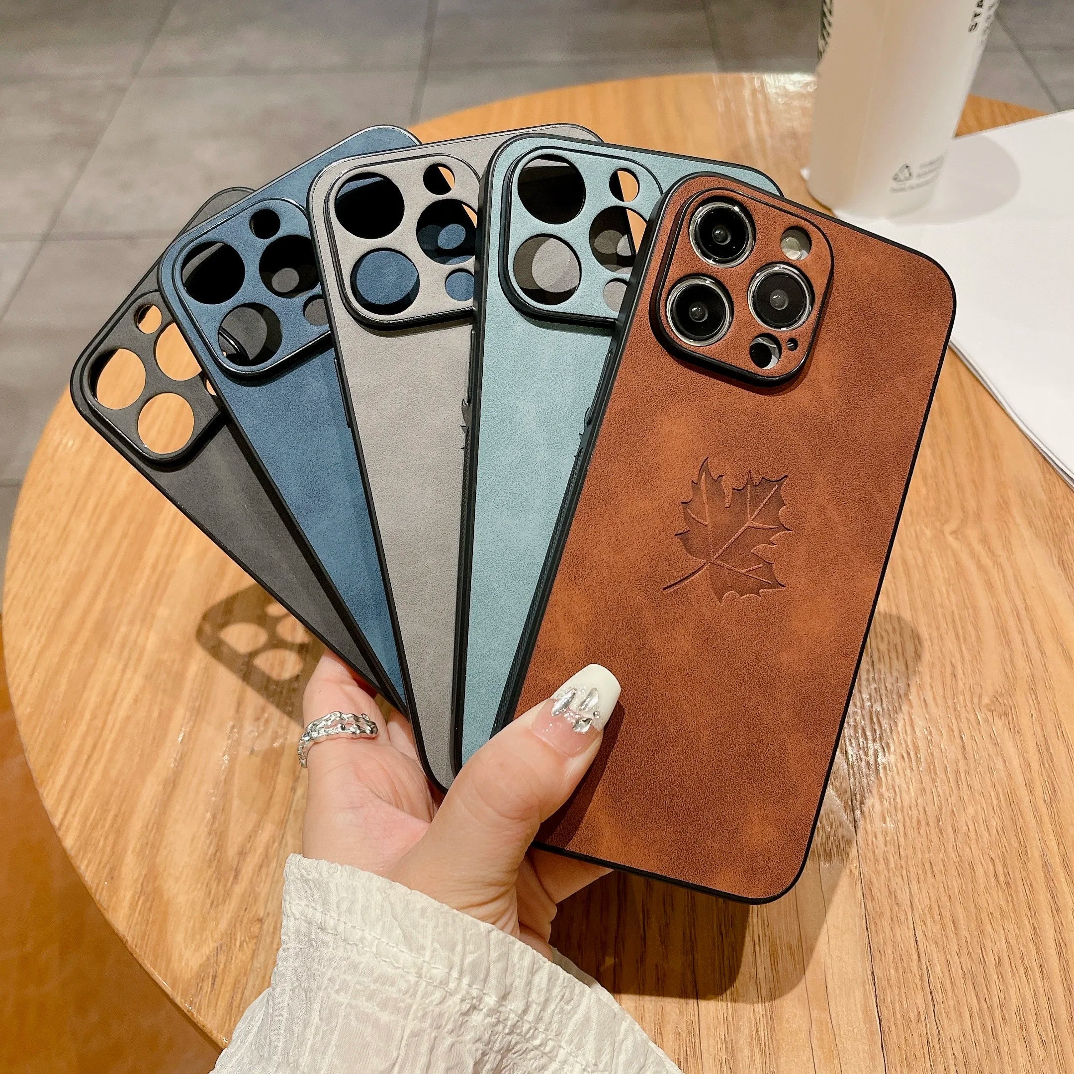 Funda de piel sintética con diseño de hojas de arce para iPhone 