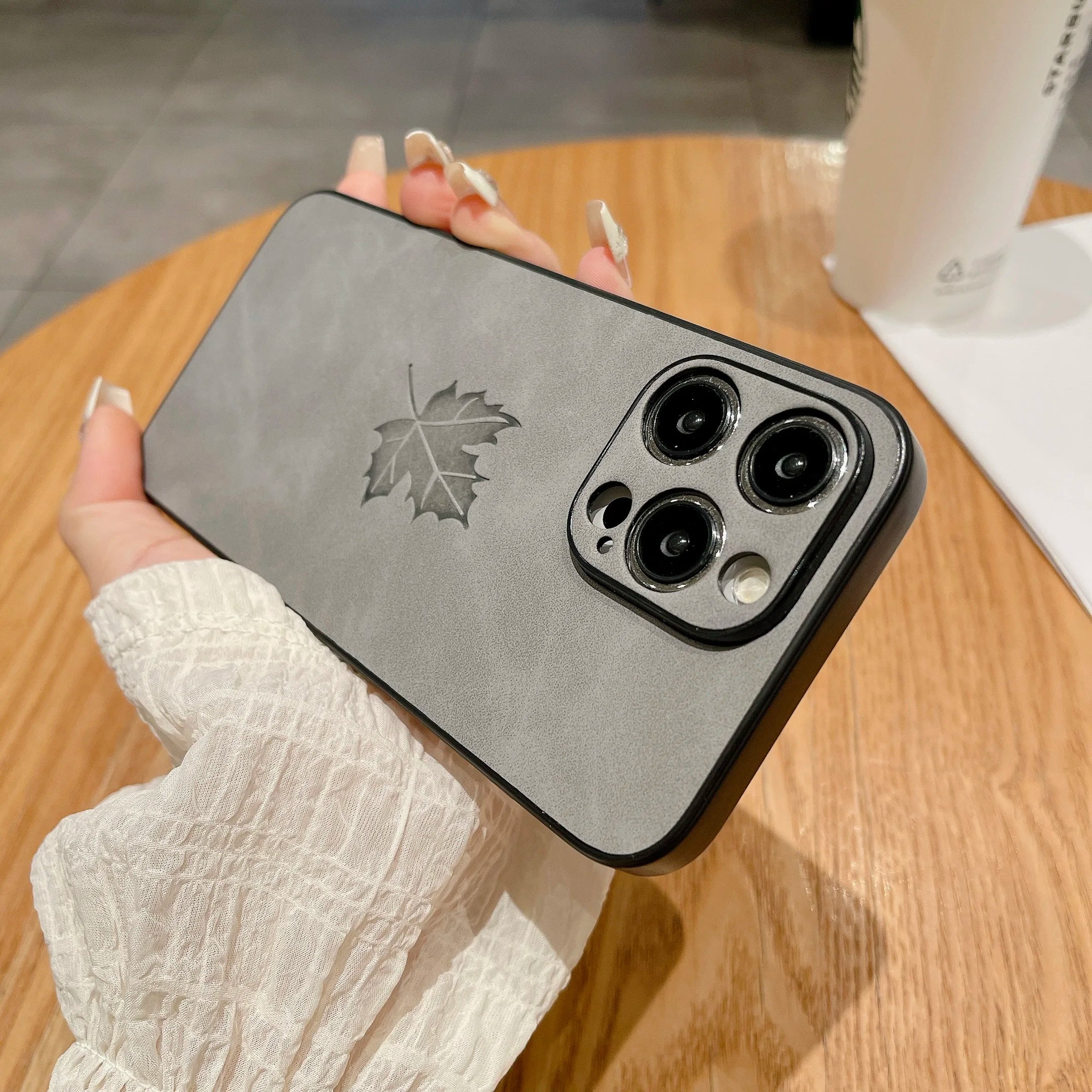 Funda de piel sintética con diseño de hojas de arce para iPhone 