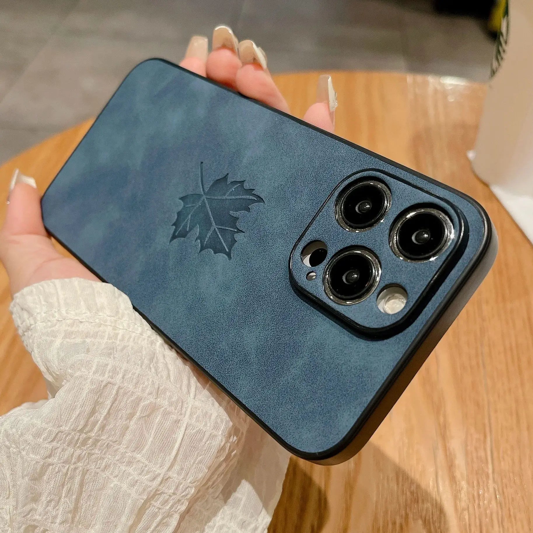 Funda de piel sintética con diseño de hojas de arce para iPhone 