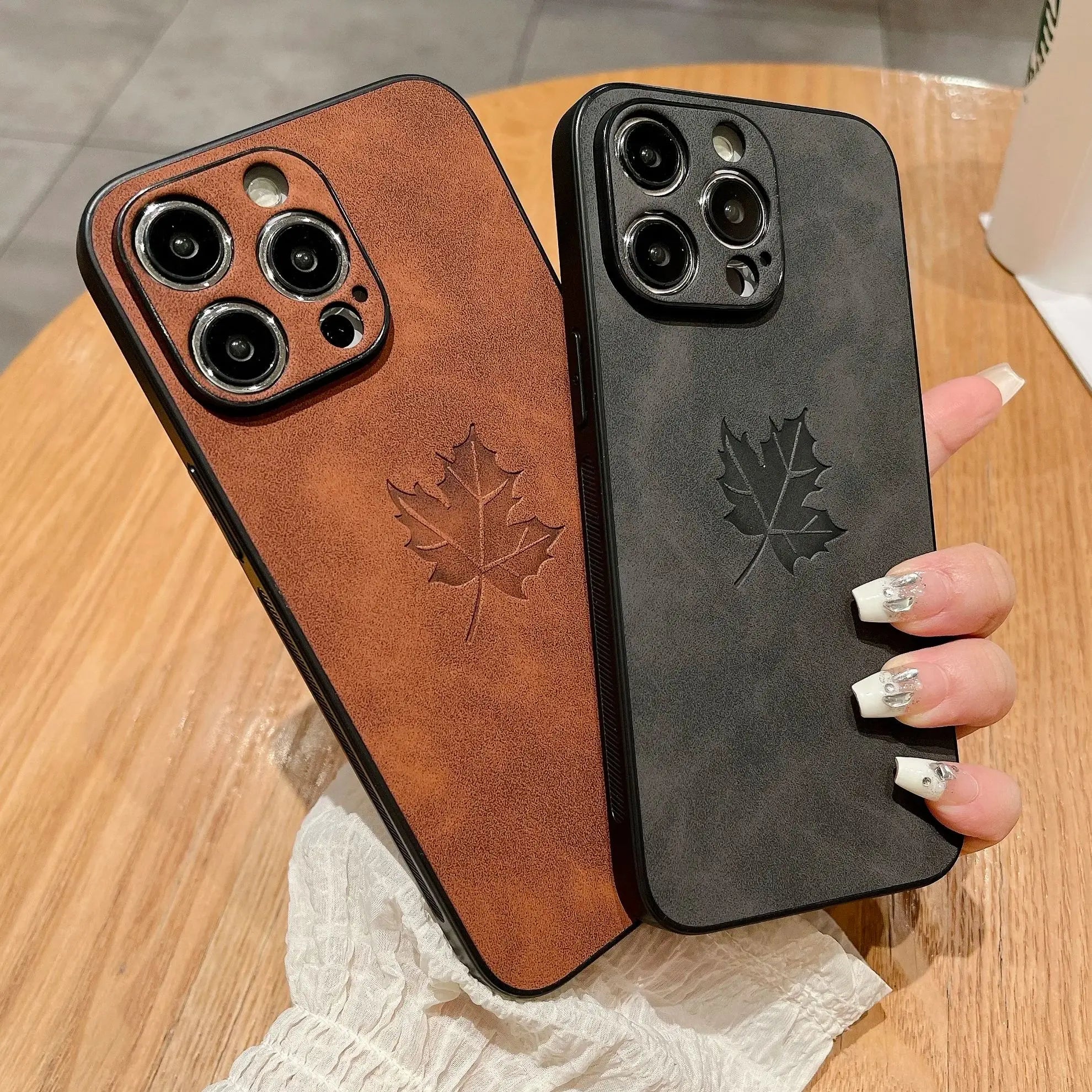 Funda de piel sintética con diseño de hojas de arce para iPhone 