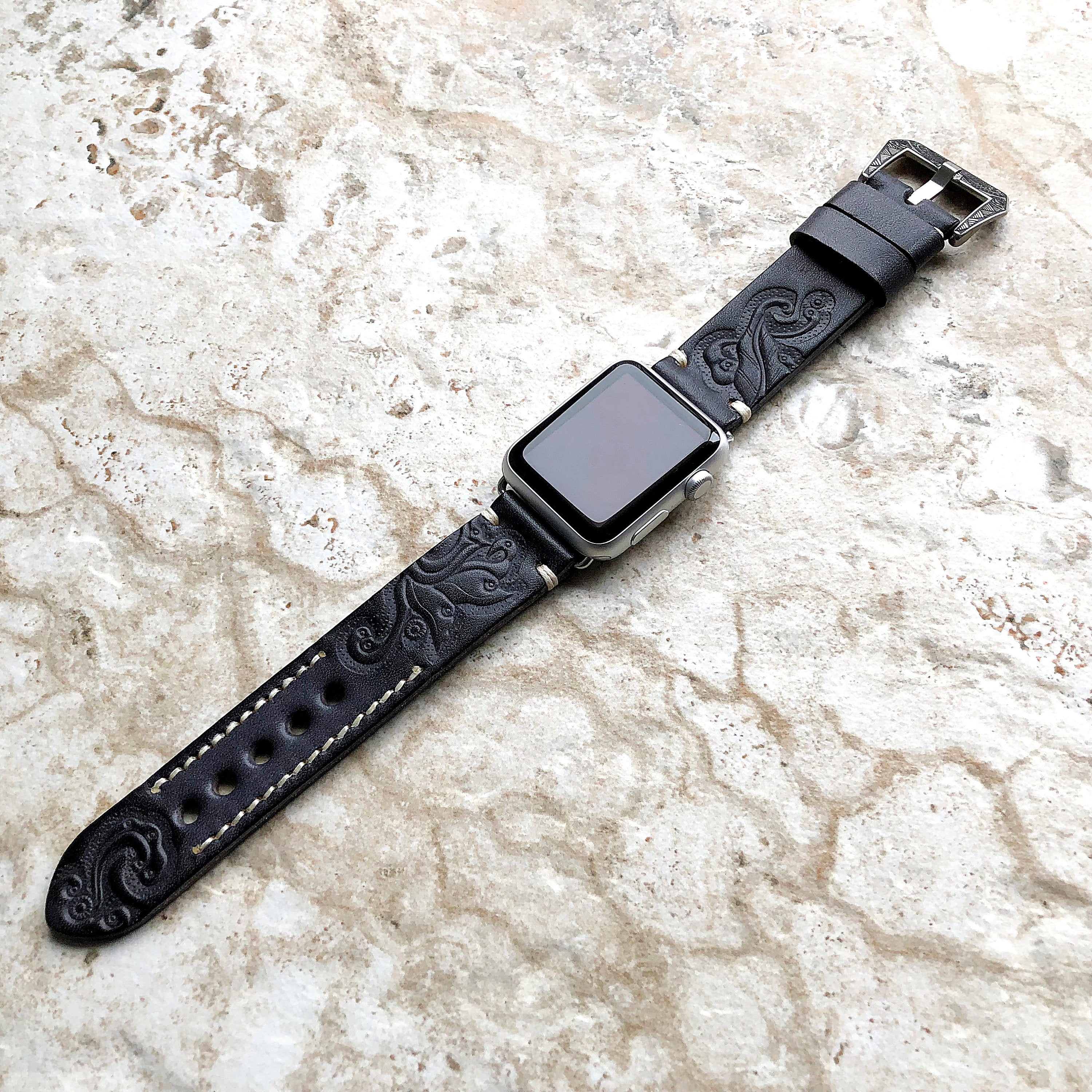 Correa de piel grabada a mano y en relieve para Apple Watch