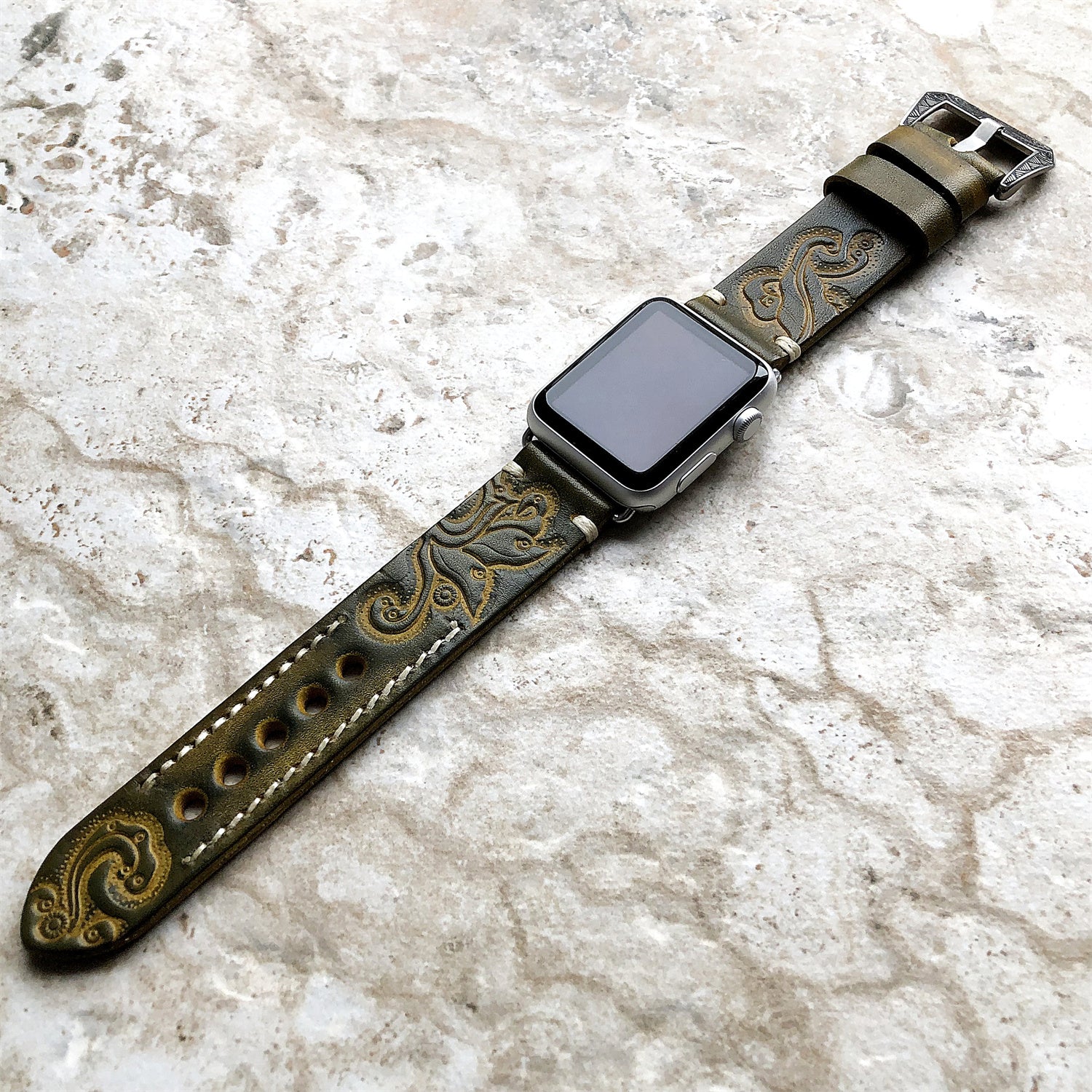 Correa de piel grabada a mano y en relieve para Apple Watch