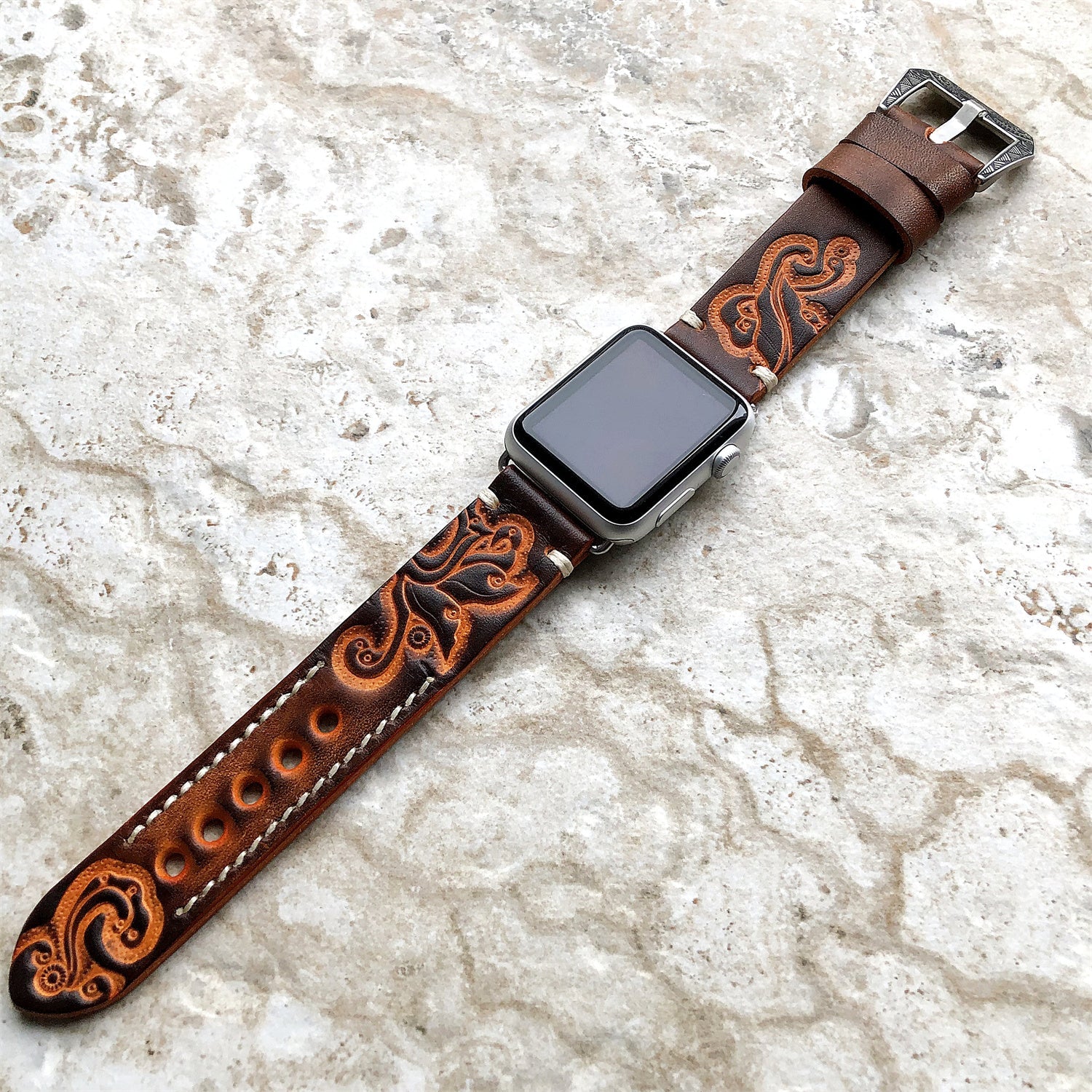 Correa de piel grabada a mano y en relieve para Apple Watch