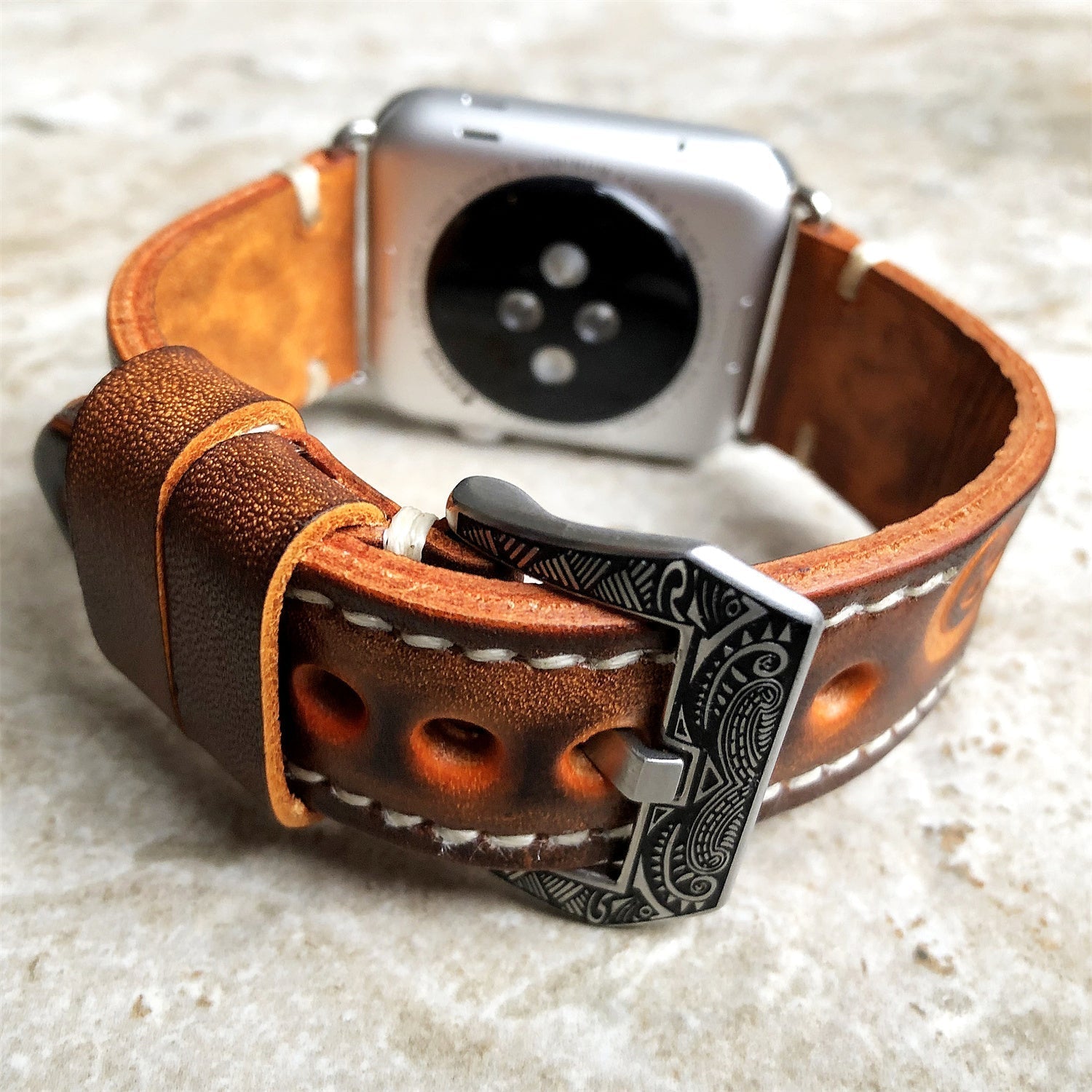 Correa de piel grabada a mano y en relieve para Apple Watch